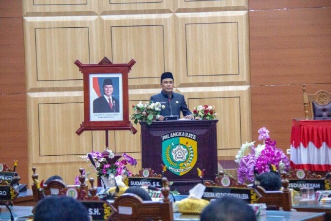 Wakil Wali Kota Palangka Raya memberikan jawaban di hadapan anggota dewan, di Gedung Paripurna DPRD Kota, baru-baru ini.