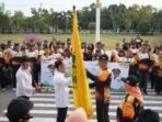 Wali Kota Palangka Raya, Fairid Naparin menyerahkan bendera kebanggaan sebagai wujud kepercayaan pada Kontingen Kota Palangka Raya untuk berlaga di FBIM 2026, di halaman Kantor Wali Kota, Rabu sore (13/5).