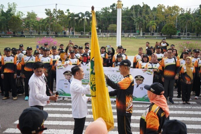 PALANGKA RAYA Wali Kota Palangka Raya, Fairid Naparin menyerahkan bendera kebanggaan sebagai wujud kepercayaan pada Kontingen Kota Palangka Raya untuk berlaga di FBIM 2026, di halaman Kantor Wali Kota, Rabu sore (13/5).