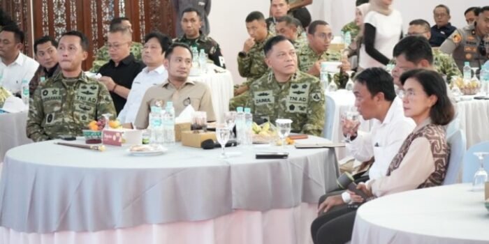 Wali Kota Palangka Raya, Fairid Naparin mengikuti peluncuran operasional 1061 KDKMP secara daring di Kelurahan Habaring Hurung, Sabtu (16/5).