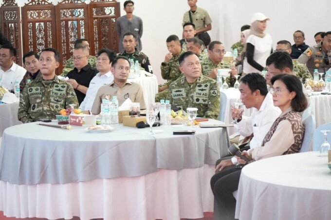 Wali Kota Palangka Raya, Fairid Naparin mengikuti peluncuran operasional 1061 KDKMP secara daring di Kelurahan Habaring Hurung, Sabtu (16/5).