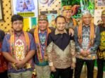 Gubernur Kalteng, H Agustiar Sabran mengunjungi stand Pemko Palangka Raya dan turut disambut oleh Wali Kota Palangka Raya, Fairid Naparin di GOR Serbaguna Indoor Palangka Raya, Minggu (17/5)