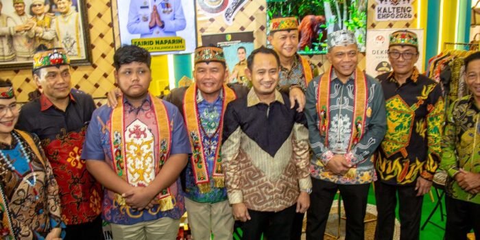 Gubernur Kalteng, H Agustiar Sabran mengunjungi stand Pemko Palangka Raya dan turut disambut oleh Wali Kota Palangka Raya, Fairid Naparin di GOR Serbaguna Indoor Palangka Raya, Minggu (17/5)