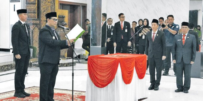 Bupati Barito Utara H Shalahuddin ST MT melantik sedikitnya 135 pejabat yang ada di Lingkup Pemerintah Kabupaten Barito Utara di Gedung Balai Antang, Senin (4/5).