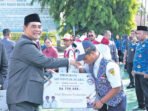 Bupati Barito Utara H Shalahuddin ST MT menyerahkan bantuan program SIP PINTAR JUARA secara simbolis kepada Yoel Binoya Syalataka, salah satu siswa SMPN 2 Muara Teweh pasca Upacara Hardiknas di Halaman Kantor Bupati Barito Utara, Sabtu (2/5).