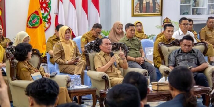 Gubernur Kalteng H Agustiar Sabran saat melakukan pertemuan dengan insan pers di Istana Isen Mulang, Selasa sore (19/5).