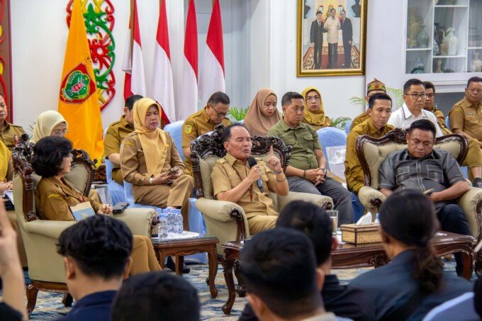Gubernur Kalteng H Agustiar Sabran saat melakukan pertemuan dengan insan pers di Istana Isen Mulang, Selasa sore (19/5).