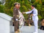 Gubernur Kalteng H Agustiar Sabran meletakan karangan bunga di TMP Sanaman Lampang, Selasa (12/5). Upacara ziarah ini dilaksanakan dalam rangka memperingati HUT ke-69 Kalteng.