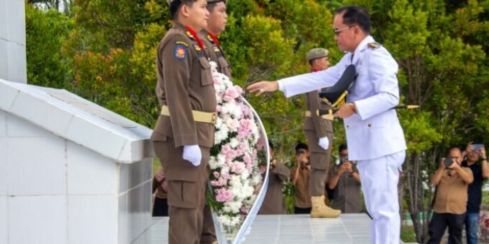Gubernur Kalteng H Agustiar Sabran meletakan karangan bunga di TMP Sanaman Lampang, Selasa (12/5). Upacara ziarah ini dilaksanakan dalam rangka memperingati HUT ke-69 Kalteng.