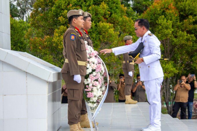 kalteng Gubernur Kalteng H Agustiar Sabran meletakan karangan bunga di TMP Sanaman Lampang, Selasa (12/5). Upacara ziarah ini dilaksanakan dalam rangka memperingati HUT ke-69 Kalteng.