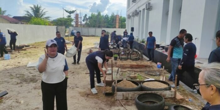 Ketua DPW Partai NasDem Kalteng, Faridawaty Darland Atjeh melakasanakan kegiatan Penanaman bersama di kantor DPW NasDem Kalteng, Selasa (05/05)