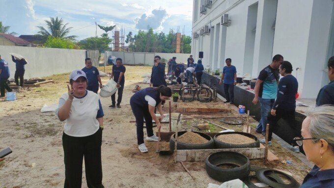 Ketua DPW Partai NasDem Kalteng, Faridawaty Darland Atjeh melakasanakan kegiatan Penanaman bersama di kantor DPW NasDem Kalteng, Selasa (05/05)