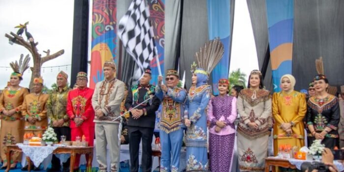 Gubernur Kalteng H Agustiar Sabran bersama forkopimda saat pembukaan FBIM dan Kalteng Expo 2026 di Bundaran Besar, Palangka Raya, Minggu (17/5).