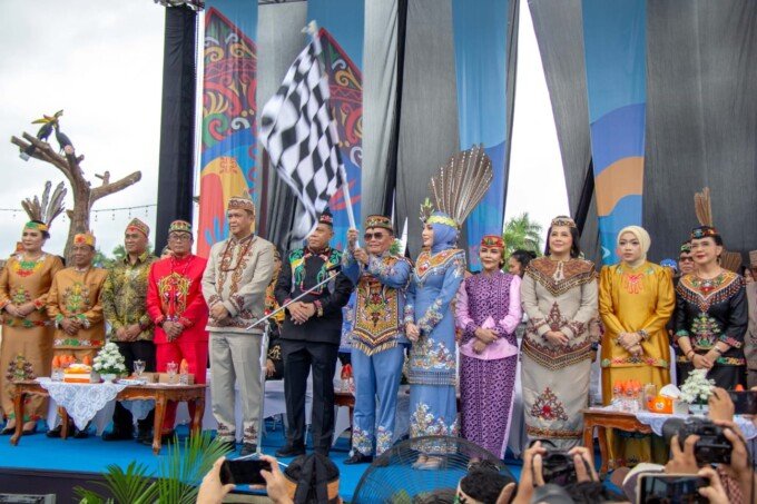 Gubernur Kalteng H Agustiar Sabran bersama forkopimda saat pembukaan FBIM dan Kalteng Expo 2026 di Bundaran Besar, Palangka Raya, Minggu (17/5).