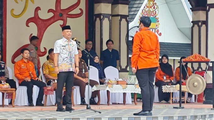 Bupati Barsel, Dr H Eddy Raya Samsuri, saat memimpin Apel Siaga Sensus Ekonomi 2026 di Taman Iring Witu, Kamis (11/6).