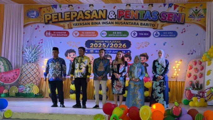 Asisten III Sekretariat Daerah Kabupaten Barito Selatan, Eko Hermansyah (dua dari kiri), menghadiri pentas seni di Gedung Jaro Pirarahan, Buntok, Sabtu (13/6).