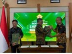 Barito Selatan Bupati Barsel, Eddy Raya Samsuri (kanan), menerima Laporan Hasil Pemeriksaan (LHP) dengan opini Wajar Tanpa Pengecualian (WTP) dari Kepala Perwakilan BPK RI Kalteng, Dodik Achmad Akbar, di Palangka Raya, Jumat (19/6).