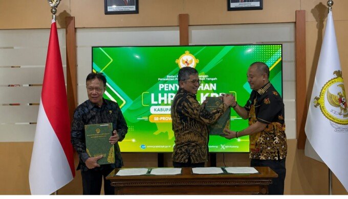 Barito Selatan Bupati Barsel, Eddy Raya Samsuri (kanan), menerima Laporan Hasil Pemeriksaan (LHP) dengan opini Wajar Tanpa Pengecualian (WTP) dari Kepala Perwakilan BPK RI Kalteng, Dodik Achmad Akbar, di Palangka Raya, Jumat (19/6).