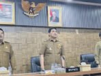 Bupati Barito Utara H Shalahuddin ST MT bersama Wakil Bupati Barito Utara Felix Sonadie Y Tingan A Md dan Sekertaris Daerah Barito Utara Drs Muhlis ketika memimpin Rapat Koordinasi Camat se-Barito Utara di Ruang Rapat A Setda, Kantor Bupati Barito Utara, Senin (25/5).