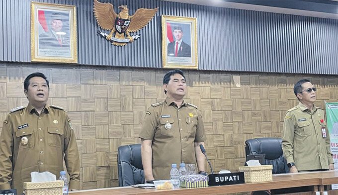 Bupati Barito Utara H Shalahuddin ST MT bersama Wakil Bupati Barito Utara Felix Sonadie Y Tingan A Md dan Sekertaris Daerah Barito Utara Drs Muhlis ketika memimpin Rapat Koordinasi Camat se-Barito Utara di Ruang Rapat A Setda, Kantor Bupati Barito Utara, Senin (25/5).