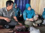 Barito Utara Ketua TP PKK Barito Utara Hj Maya Savitri Shalahuddin saat mengunjungi para pengrajin Anyaman rotan di Desa Tambaba, Kecamatan Gunung Purei, Minggu (14/6).