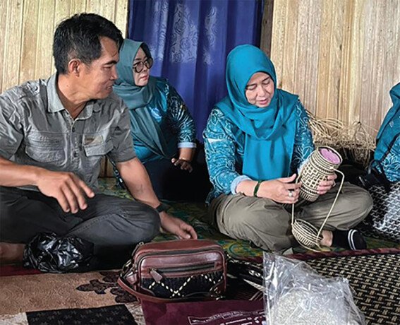Barito Utara Ketua TP PKK Barito Utara Hj Maya Savitri Shalahuddin saat mengunjungi para pengrajin Anyaman rotan di Desa Tambaba, Kecamatan Gunung Purei, Minggu (14/6).