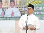 Bupati Barito Utara H Shalahuddin ST MT saat melakukan pelepasan keberangkatan Jemaah Haji Kabupaten Barito Utara di aula rumah jabatan bupati beberapa waktu lalu.