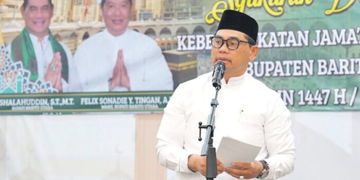 Barito Utara Bupati Barito Utara H Shalahuddin ST MT saat melakukan pelepasan keberangkatan Jemaah Haji Kabupaten Barito Utara di aula rumah jabatan bupati beberapa waktu lalu.