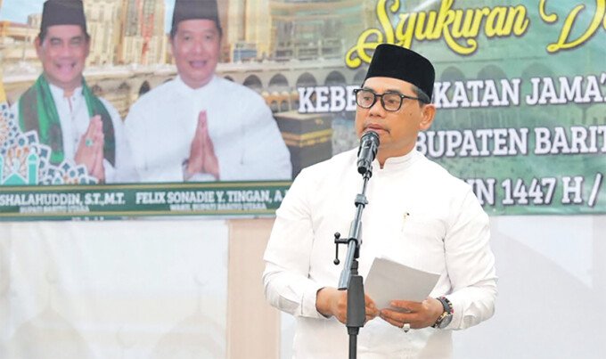Barito Utara Bupati Barito Utara H Shalahuddin ST MT saat melakukan pelepasan keberangkatan Jemaah Haji Kabupaten Barito Utara di aula rumah jabatan bupati beberapa waktu lalu.