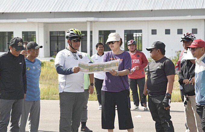 Bupati Barito Utara H Shalahuddin ST MT saat melakukan Gowes sehat sekaligus meninjau lokasi Batara Expo 2026 di eks Bandara Beringin, Sabtu (20/6).