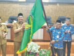 2026__TAMBUN BUNGAI.indd Bupati Barito Utara H Shalahuddin ST MT ditemani Sekretaris Daerah Drs saat menyerahkan bendera pataka sebagai simbol melepas secara resmi kontingen Barito Utara dalam keikutsertaan MTQ Korpri 2026 di Ruang Rapat A Setda, Kantor Bupati Barito Utara, Senin (22/6).