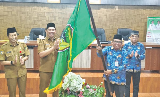 2026__TAMBUN BUNGAI.indd Bupati Barito Utara H Shalahuddin ST MT ditemani Sekretaris Daerah Drs saat menyerahkan bendera pataka sebagai simbol melepas secara resmi kontingen Barito Utara dalam keikutsertaan MTQ Korpri 2026 di Ruang Rapat A Setda, Kantor Bupati Barito Utara, Senin (22/6).