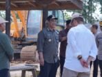 Bupati Barito Utara H Shalahuddin ST MT bersama Wakil Bupati Barito Utara Felix Sonadie Y Tingan A Md, didampingi Sekertaris Daerah Drs Muhlis dan jajaran saat melakukan Safari Jumat di Kecamatan Gunung Purei, Jumat (26/6).
