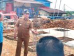 Bupati Barito Utara H Shalahuddin ST MT, Sekretaris Daerah Drs Muhlis dan Jajaran SOPD terkait saat melakukan peninjauan di PDAM Muara Teweh dan Lokasi Pembangunan SPAM IKK Jingah, Selasa (23/6).