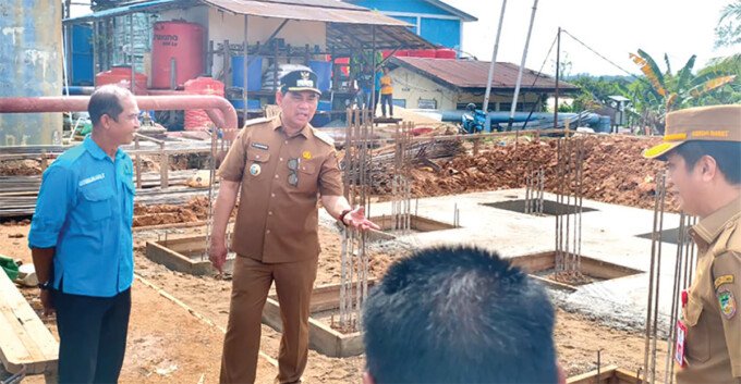 Bupati Barito Utara H Shalahuddin ST MT, Sekretaris Daerah Drs Muhlis dan Jajaran SOPD terkait saat melakukan peninjauan di PDAM Muara Teweh dan Lokasi Pembangunan SPAM IKK Jingah, Selasa (23/6).