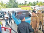 Bupati Barito Utara H Shalahuddin ST MT saat melakukan Inspeksi Mendadak (Sidak) ke SPBU Perusda guna memastikan stok Bahan Bakar Minyak, Selasa (23/6).