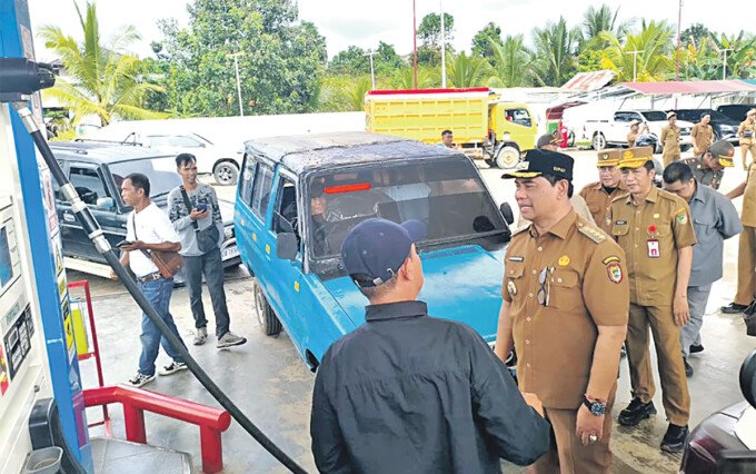 Bupati Barito Utara H Shalahuddin ST MT saat melakukan Inspeksi Mendadak (Sidak) ke SPBU Perusda guna memastikan stok Bahan Bakar Minyak, Selasa (23/6).