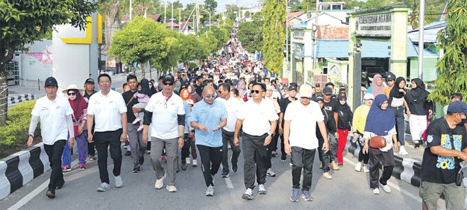 Bupati Barito Utara H Shalahuddin ST MT ditemani Wakil Bupati Felix Sonadie Y Tingan, Sekertaris Daerah Dra Muhlis dan Kapolres Barito Utara, AKBP Singgih Febriyanto pada pelaksanaan HUT Bhayangkara di area Bundaran Buah, Minggu (28/6).