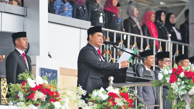 Bupati Barito Utara H Shalahuddin ST MT memimpin Upacara Peringatan Hari Lahir Pancasila Tahun 2026 di Arena Tiara Batara, Senin (2/6). Bupati Shalahuddin menegaskan bahwa peringatan Hari Lahir Pancasila merupakan momentum refl eksi meneguhkan komitmen nilai-nilai Pancasila.