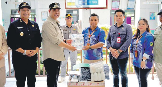 Barito Utara Bupati Barito Utara H Shalahuddin ST MT, Wakil Bupati Barito Utara Felix Sonadie Y Tingan A Md dan jajaran saat melakukan peninjauan di Puskesmas Tampung Laung, Kecamatan Montallat, Jumat (5/6).
