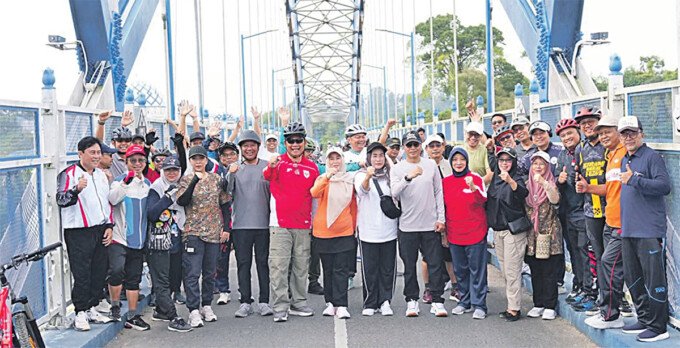 Barito Utara Bupati Barito Utara H Shalahuddin ST MT ditemani Wakil Bupati Barito Utara Felix Sonadie Y Tingan A Md beserta jajaran saat Gowes Pagi sekaligus meninjau kebersihan kota dan siring Waterfront City, Minggu (7/6).