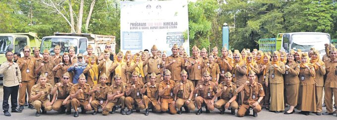 Barito Utara Bupati Barito Utara h Shalahuddin ST MT memimpin Apel Pagi di Halaman Dinas Lingkungan Hidup Kabupaten Barito Utara, Selasa (9/6). Dalam amanatnya, Bupati Shalahuddin menyoroti pentingnya kedisiplinan sebagai fondasi utama dalam memberikan pelayanan publik yang lebih baik.
