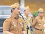 Bupati Barito Utara H Shalahuddin ST MT saat memimpin Apel Pagi Lingkungan Pemerintah Kabupaten Barito Utara di Halaman Kantor Bupati, Senin (8/6).