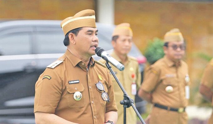 Barito Utara Bupati Barito Utara H Shalahuddin ST MT saat memimpin Apel Pagi Lingkungan Pemerintah Kabupaten Barito Utara di Halaman Kantor Bupati, Senin (8/6).