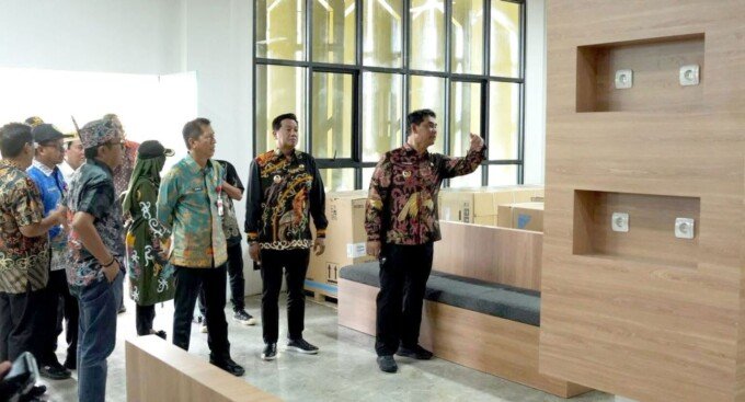 Barito Utara Bupati Barito Utara H Shalahuddin ST MT ditemani Wakil Bupati Barito Utara Felix So nadie Y Tingan A Md, Sekertaris Daerah Drs Muhlis beserta jajaran saat melakukan pe ninjauan progres pembangunan Mall Pelayanan Publik (MPP), Kamis (4/6).