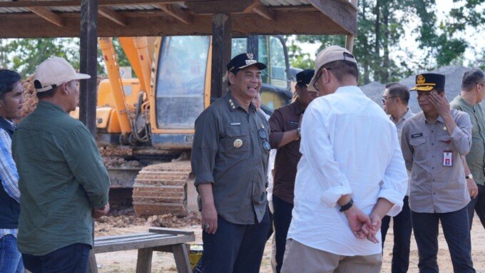 Bupati Barito Utara H Shalahuddin ST MT bersama Wakil Bupati Barito Utara Felix Sonadie Y Tingan A Md, didampingi Sekertaris Daerah Drs Muhlis dan jajaran saat melakukan Safari Jumat di Kecamatan Gunung Purei, Jumat (26/6).
