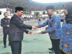 Bupati Barito Utara H Shalahuddin ST MT saat Pengambilan Sumpah Janji dan Penyerahan Surat Keputusan Bupati tentang Pengangkatan 1.098 PNS di Lingkup Pemerintah Kabupaten Barito Utara di Arena Terbuka Tiara Batara, Selasa (2/5).