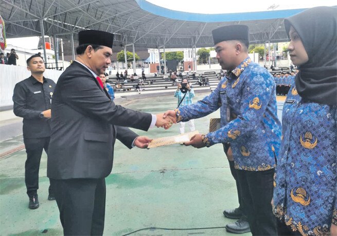 Bupati Barito Utara H Shalahuddin ST MT saat Pengambilan Sumpah Janji dan Penyerahan Surat Keputusan Bupati tentang Pengangkatan 1.098 PNS di Lingkup Pemerintah Kabupaten Barito Utara di Arena Terbuka Tiara Batara, Selasa (2/5).