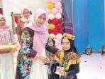 Bunda PAUD Barito Utara, Hj Maya Savitri Shalahuddin saat foto bersama dengan salah satu siswi pada acara Tasyakur Akhirussanah bagi Anak Didik Kelompok B Yayasan Maju, di jenjang PAUD sekaligus mempererat silaturahmi antara sekolah dan orang tua, di GPU Balai Antang, Senin (15/6).