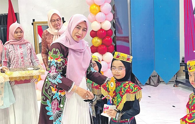 Barito Utara2 Bunda PAUD Barito Utara, Hj Maya Savitri Shalahuddin saat foto bersama dengan salah satu siswi pada acara Tasyakur Akhirussanah bagi Anak Didik Kelompok B Yayasan Maju, di jenjang PAUD sekaligus mempererat silaturahmi antara sekolah dan orang tua, di GPU Balai Antang, Senin (15/6).